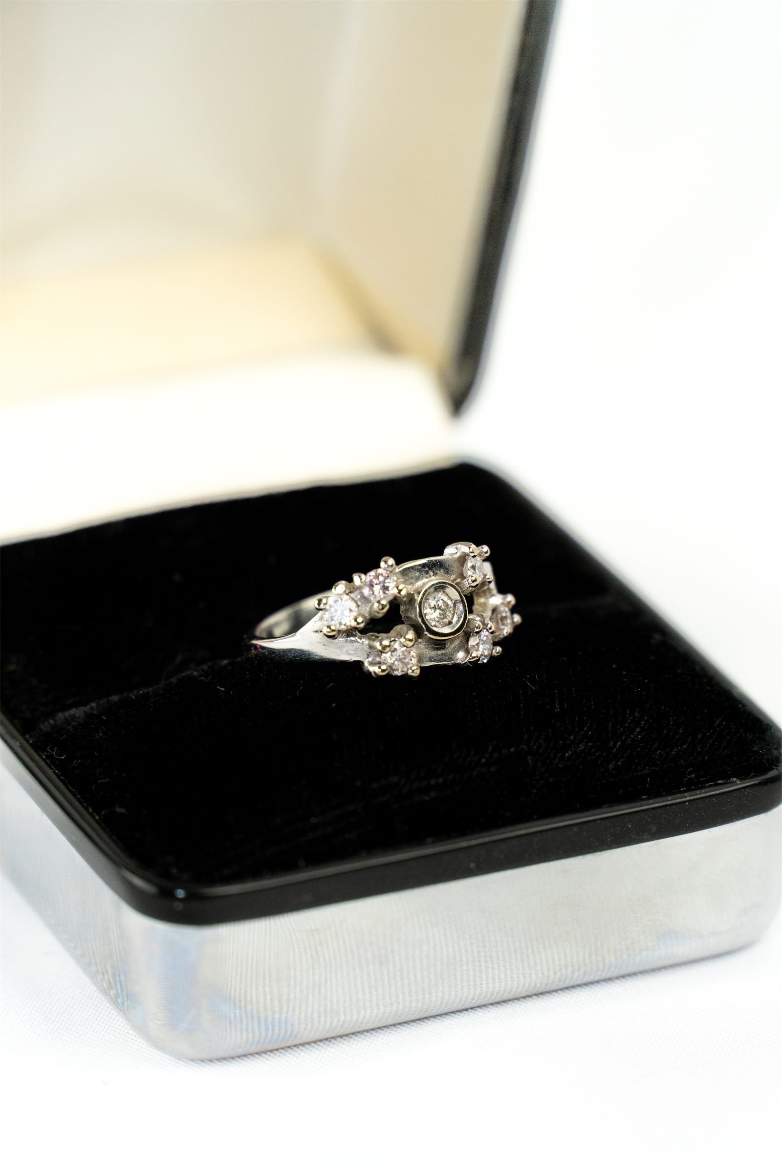 Detalle del anillo SUMAY trabajado a mano